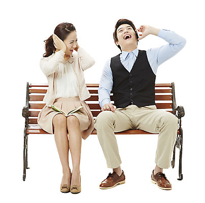 포토 JPG 스튜디오촬영 전신 여자 남자 캠페인 벤치 의자 실내 미소 웃음 누끼 사람 앉기 동양인 20대 성인 두명 책 스마트폰 독서 한국인 예절 공익캠페인 찡그림 귀막기 사회이슈 통화 공공예절 청년만 성인만 국내포토 가구 컨셉 모션 표정 인종 손짓 청년 내부 핸드폰 스마트기기 파일형식