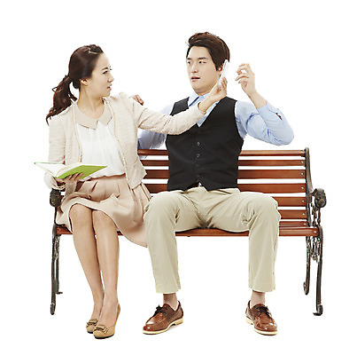 포토 JPG 스튜디오촬영 전신 여자 남자 캠페인 벤치 의자 실내 누끼 사람 앉기 동양인 20대 성인 두명 책 스마트폰 독서 한국인 예절 공익캠페인 찡그림 사회이슈 통화 공공예절 청년만 성인만 국내포토 가구 컨셉 모션 표정 인종 청년 내부 핸드폰 스마트기기 파일형식