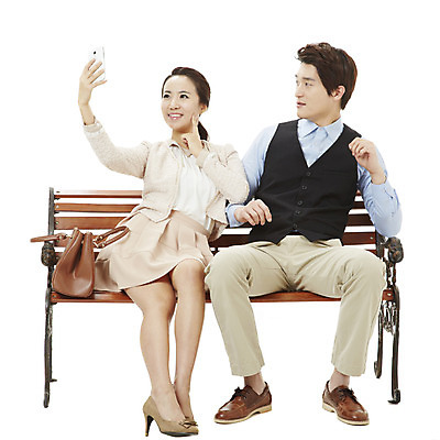 포토 JPG 스튜디오촬영 전신 여자 남자 캠페인 벤치 의자 가방 실내 미소 웃음 누끼 사람 앉기 동양인 손짓 20대 성인 두명 스마트폰 사진촬영 한국인 검지손가락 예절 공익캠페인 찡그림 셀프카메라 사회이슈 공공예절 청년만 성인만 국내포토 잡화 가구 컨셉 손가락 모션 표정 인종 청년 내부 핸드폰 스마트기기 촬영 파일형식