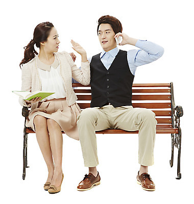 포토 JPG 스튜디오촬영 전신 여자 남자 캠페인 벤치 의자 실내 미소 웃음 누끼 사람 앉기 동양인 20대 성인 두명 책 스마트폰 독서 한국인 예절 공익캠페인 찡그림 사회이슈 통화 공공예절 청년만 성인만 국내포토 가구 컨셉 모션 표정 인종 청년 내부 핸드폰 스마트기기 파일형식