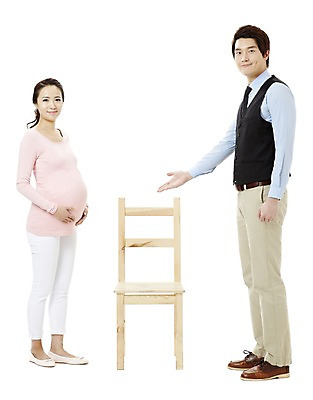 포토 JPG 스튜디오촬영 전신 여자 남자 캠페인 의자 실내 서기 미소 웃음 누끼 사람 동양인 손짓 20대 성인 두명 임산부 임신 한국인 예절 공익캠페인 사회이슈 양보 공공예절 자리양보 청년만 성인만 국내포토 가구 컨셉 모션 표정 인종 청년 내부 배려 파일형식