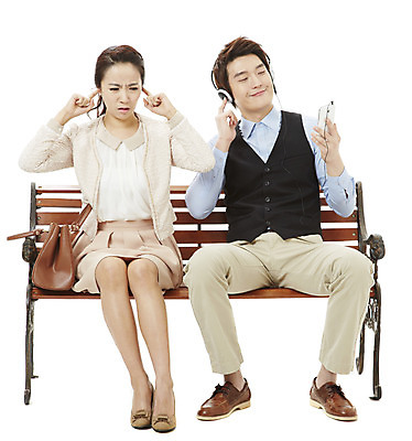 포토 JPG 스튜디오촬영 전신 여자 남자 음악 캠페인 벤치 의자 가방 노래 실내 미소 웃음 누끼 사람 앉기 동양인 손짓 20대 성인 두명 스마트폰 헤드폰 헤드셋 음악감상 한국인 검지손가락 예절 공익캠페인 찡그림 귀막기 사회이슈 공공예절 청년만 성인만 국내포토 잡화 음향기기 가구 컨셉 손가락 모션 문화예술 표정 인종 청년 내부 핸드폰 스마트기기 감상 파일형식