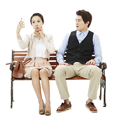 포토 JPG 스튜디오촬영 전신 여자 남자 캠페인 벤치 의자 가방 실내 미소 웃음 누끼 사람 앉기 동양인 손짓 20대 성인 두명 스마트폰 사진촬영 한국인 검지손가락 예절 공익캠페인 찡그림 셀프카메라 사회이슈 공공예절 청년만 성인만 국내포토 잡화 가구 컨셉 손가락 모션 표정 인종 청년 내부 핸드폰 스마트기기 촬영 파일형식