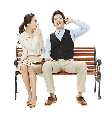 포토 JPG 스튜디오촬영 전신 여자 남자 캠페인 벤치 의자 실내 미소 웃음 누끼 사람 앉기 동양인 손짓 20대 성인 두명 책 스마트폰 독서 한국인 검지손가락 예절 공익캠페인 찡그림 사회이슈 쉿 조용 통화 공공예절 청년만 성인만 국내포토 가구 컨셉 손가락 모션 표정 인종 청년 내부 핸드폰 스마트기기 파일형식
