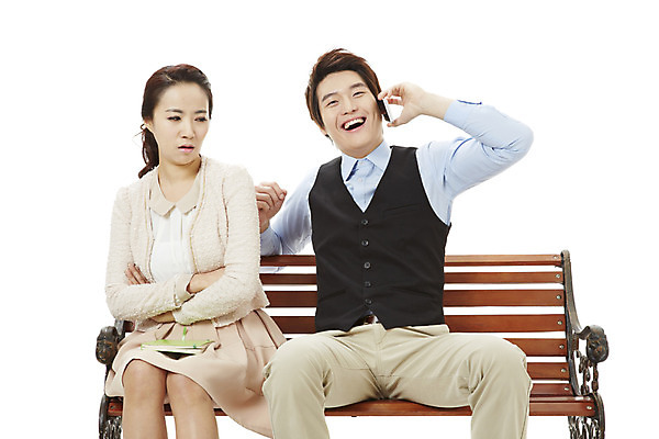 포토 JPG 스튜디오촬영 여자 남자 캠페인 벤치 의자 실내 미소 웃음 누끼 사람 앉기 동양인 20대 성인 두명 스마트폰 팔짱 한국인 예절 공익캠페인 찡그림 사회이슈 통화 공공예절 청년만 성인만 국내포토 가구 컨셉 모션 표정 인종 청년 내부 핸드폰 스마트기기 파일형식