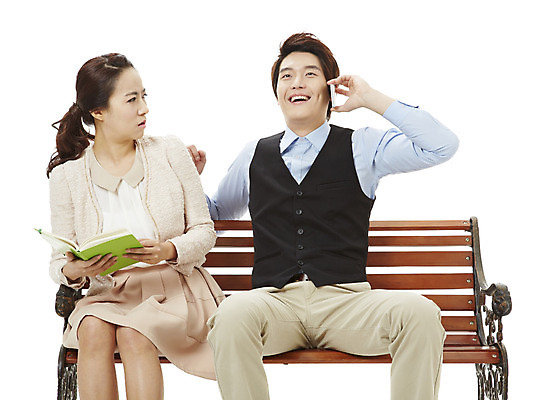 포토 JPG 스튜디오촬영 여자 남자 캠페인 벤치 의자 실내 미소 웃음 누끼 사람 앉기 동양인 20대 성인 두명 책 스마트폰 독서 한국인 예절 공익캠페인 찡그림 사회이슈 통화 공공예절 청년만 성인만 국내포토 가구 컨셉 모션 표정 인종 청년 내부 핸드폰 스마트기기 파일형식