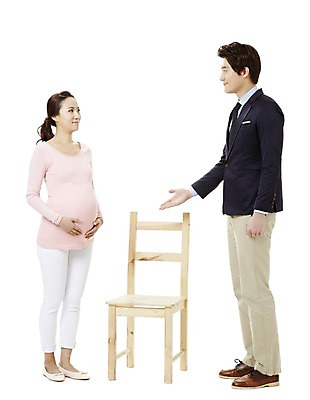 포토 JPG 스튜디오촬영 전신 여자 남자 캠페인 의자 실내 서기 미소 웃음 누끼 사람 동양인 손짓 20대 성인 두명 임산부 임신 한국인 예절 공익캠페인 사회이슈 양보 공공예절 자리양보 청년만 성인만 국내포토 가구 컨셉 모션 표정 인종 청년 내부 배려 파일형식