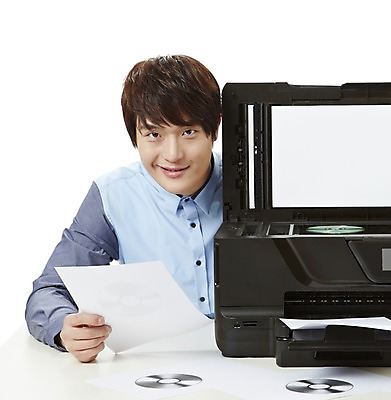 포토 JPG 스튜디오촬영 남자 캠페인 실내 한명 미소 웃음 누끼 사람 앉기 동양인 상반신 20대 성인 한국인 CD 예절 공익캠페인 인쇄 인쇄기 사회이슈 굿다운로드 불법복제 남자만 남자한명만 성인남자만 청년만 청년남자만 청년남자한명만 성인한명만 성인남자한명만 성인만 국내포토 1 컨셉 모션 표정 인종 청년 내부 전자제품 파일형식