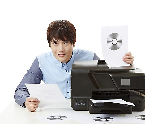 포토 JPG 스튜디오촬영 남자 캠페인 실내 한명 미소 웃음 누끼 사람 앉기 동양인 상반신 20대 성인 한국인 CD 예절 공익캠페인 인쇄 인쇄기 사회이슈 굿다운로드 불법복제 남자만 남자한명만 성인남자만 청년만 청년남자만 청년남자한명만 성인한명만 성인남자한명만 성인만 국내포토 1 컨셉 모션 표정 인종 청년 내부 전자제품 파일형식