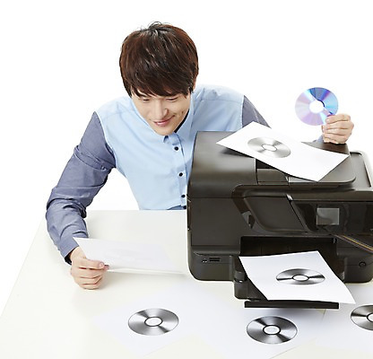 포토 JPG 스튜디오촬영 남자 캠페인 실내 한명 미소 웃음 누끼 사람 앉기 동양인 상반신 20대 성인 한국인 CD 예절 공익캠페인 인쇄 인쇄기 사회이슈 굿다운로드 불법복제 남자만 남자한명만 성인남자만 청년만 청년남자만 청년남자한명만 성인한명만 성인남자한명만 성인만 국내포토 1 컨셉 모션 표정 인종 청년 내부 전자제품 파일형식