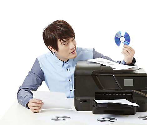 포토 JPG 스튜디오촬영 남자 캠페인 실내 한명 미소 웃음 누끼 사람 앉기 동양인 상반신 20대 성인 한국인 CD 예절 공익캠페인 인쇄 인쇄기 사회이슈 굿다운로드 불법복제 남자만 남자한명만 성인남자만 청년만 청년남자만 청년남자한명만 성인한명만 성인남자한명만 성인만 국내포토 1 컨셉 모션 표정 인종 청년 내부 전자제품 파일형식