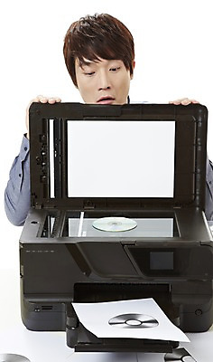 포토 JPG 스튜디오촬영 남자 캠페인 실내 한명 서기 누끼 사람 동양인 상반신 20대 성인 한국인 CD 예절 공익캠페인 인쇄 인쇄기 사회이슈 굿다운로드 불법복제 남자만 남자한명만 성인남자만 청년만 청년남자만 청년남자한명만 성인한명만 성인남자한명만 성인만 국내포토 1 컨셉 모션 인종 청년 내부 전자제품 파일형식