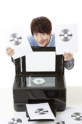 포토 JPG 스튜디오촬영 남자 캠페인 실내 한명 서기 미소 웃음 누끼 사람 동양인 상반신 20대 성인 한국인 CD 예절 공익캠페인 인쇄 인쇄기 사회이슈 굿다운로드 불법복제 남자만 남자한명만 성인남자만 청년만 청년남자만 청년남자한명만 성인한명만 성인남자한명만 성인만 국내포토 1 컨셉 모션 표정 인종 청년 내부 전자제품 파일형식