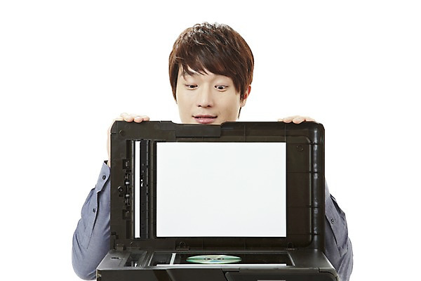 포토 JPG 스튜디오촬영 남자 캠페인 실내 한명 미소 웃음 누끼 사람 앉기 동양인 상반신 20대 성인 한국인 CD 예절 공익캠페인 인쇄 인쇄기 사회이슈 굿다운로드 불법복제 남자만 남자한명만 성인남자만 청년만 청년남자만 청년남자한명만 성인한명만 성인남자한명만 성인만 국내포토 1 컨셉 모션 표정 인종 청년 내부 전자제품 파일형식