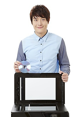 포토 JPG 스튜디오촬영 남자 캠페인 실내 한명 서기 미소 웃음 누끼 사람 동양인 상반신 20대 성인 한국인 CD 예절 공익캠페인 인쇄 인쇄기 사회이슈 굿다운로드 불법복제 남자만 남자한명만 성인남자만 청년만 청년남자만 청년남자한명만 성인한명만 성인남자한명만 성인만 국내포토 1 컨셉 모션 표정 인종 청년 내부 전자제품 파일형식