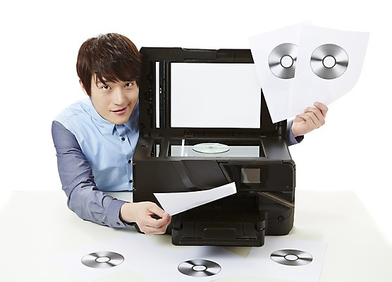 포토 JPG 스튜디오촬영 남자 캠페인 실내 한명 미소 웃음 누끼 사람 앉기 동양인 상반신 20대 성인 한국인 CD 예절 공익캠페인 인쇄 인쇄기 사회이슈 굿다운로드 불법복제 남자만 남자한명만 성인남자만 청년만 청년남자만 청년남자한명만 성인한명만 성인남자한명만 성인만 국내포토 1 컨셉 모션 표정 인종 청년 내부 전자제품 파일형식