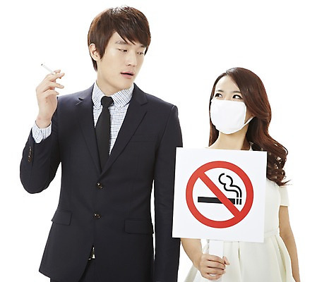 포토 JPG 스튜디오촬영 여자 남자 캠페인 비즈니스 흡연 담배 알림판 실내 건강 경고 마스크 서기 누끼 사람 동양인 상반신 20대 성인 두명 건강관리 팻말 한국인 금지 직장인 비즈니스맨 비즈니스우먼 공익캠페인 사회이슈 알림 금연 청년만 성인만 국내포토 직업 컨셉 모션 프레임 관리 인종 청년 내부 파일형식