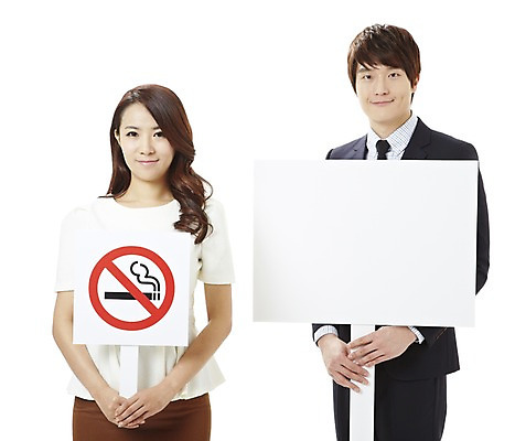 포토 JPG 스튜디오촬영 배너 여자 남자 캠페인 비즈니스 프레임 흡연 담배 알림판 실내 건강 경고 서기 미소 웃음 누끼 사람 동양인 20대 성인 두명 건강관리 팻말 한국인 금지 직장인 비즈니스맨 비즈니스우먼 공익캠페인 사회이슈 알림 금연 청년만 성인만 국내포토 직업 컨셉 모션 표정 관리 인종 청년 내부 파일형식