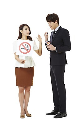 포토 JPG 스튜디오촬영 전신 여자 남자 캠페인 비즈니스 흡연 담배 알림판 실내 건강 경고 마스크 서기 누끼 사람 동양인 손짓 20대 성인 두명 건강관리 팻말 한국인 금지 직장인 비즈니스맨 비즈니스우먼 공익캠페인 사회이슈 알림 금연 라이터 청년만 성인만 국내포토 직업 컨셉 모션 프레임 관리 인종 청년 내부 파일형식
