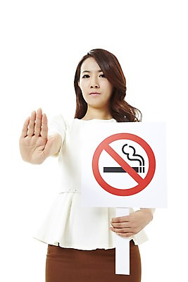 포토 JPG 스튜디오촬영 여자 캠페인 비즈니스 흡연 담배 알림판 실내 건강 경고 한명 서기 누끼 사람 동양인 손짓 20대 성인 건강관리 팻말 한국인 금지 직장인 비즈니스우먼 공익캠페인 사회이슈 알림 금연 여자만 여자한명만 성인여자만 청년만 청년여자만 성인한명만 청년여자한명만 성인여자한명만 성인만 국내포토 직업 1 컨셉 모션 프레임 관리 인종 청년 내부 파일형식