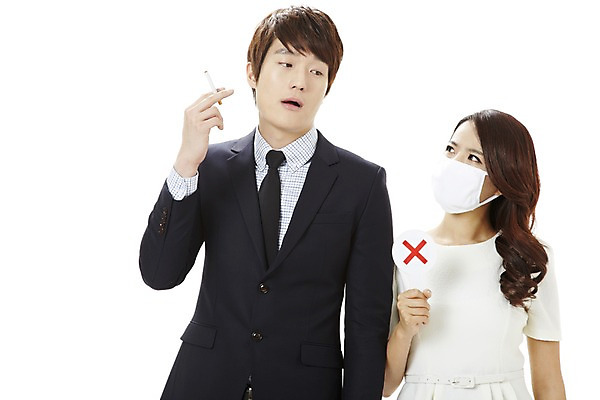 포토 JPG 스튜디오촬영 여자 남자 캠페인 비즈니스 흡연 담배 실내 건강 마스크 서기 누끼 사람 동양인 상반신 20대 성인 두명 건강관리 팻말 한국인 금지 직장인 비즈니스맨 비즈니스우먼 공익캠페인 X 사회이슈 금연 청년만 성인만 국내포토 직업 알파벳 컨셉 모션 프레임 관리 인종 청년 내부 파일형식