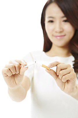 포토 JPG 스튜디오촬영 여자 캠페인 비즈니스 흡연 담배 실내 건강 한명 서기 미소 웃음 누끼 사람 동양인 상반신 20대 성인 건강관리 한국인 금지 직장인 비즈니스우먼 공익캠페인 사회이슈 금연 여자만 여자한명만 성인여자만 청년만 청년여자만 성인한명만 청년여자한명만 성인여자한명만 성인만 국내포토 직업 1 컨셉 모션 표정 관리 인종 청년 내부 파일형식