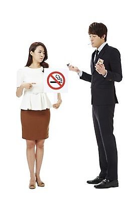 포토 JPG 스튜디오촬영 전신 여자 남자 캠페인 비즈니스 흡연 담배 알림판 실내 건강 경고 마스크 서기 누끼 사람 동양인 손짓 20대 성인 두명 건강관리 팻말 한국인 금지 검지손가락 가리킴 직장인 비즈니스맨 비즈니스우먼 공익캠페인 사회이슈 알림 금연 라이터 청년만 성인만 국내포토 직업 컨셉 손가락 모션 프레임 관리 인종 청년 내부 파일형식