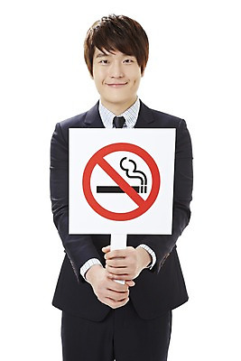 포토 JPG 스튜디오촬영 남자 캠페인 비즈니스 흡연 담배 알림판 실내 건강 경고 한명 서기 미소 웃음 누끼 사람 동양인 20대 성인 건강관리 팻말 한국인 금지 직장인 비즈니스맨 공익캠페인 사회이슈 알림 금연 남자만 남자한명만 성인남자만 청년만 청년남자만 청년남자한명만 성인한명만 성인남자한명만 성인만 국내포토 직업 1 컨셉 모션 프레임 표정 관리 인종 청년 내부 파일형식