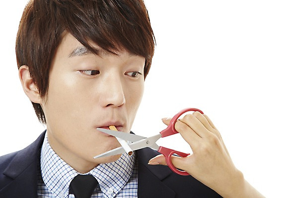 포토 JPG 스튜디오촬영 남자 캠페인 비즈니스 가위 흡연 담배 실내 건강 마스크 한명 서기 누끼 사람 동양인 상반신 20대 성인 건강관리 한국인 금지 직장인 비즈니스맨 공익캠페인 자르기 사회이슈 금연 남자만 남자한명만 성인남자만 청년만 청년남자만 청년남자한명만 성인한명만 성인남자한명만 성인만 국내포토 직업 1 컨셉 모션 문구용품 관리 인종 청년 내부 파일형식