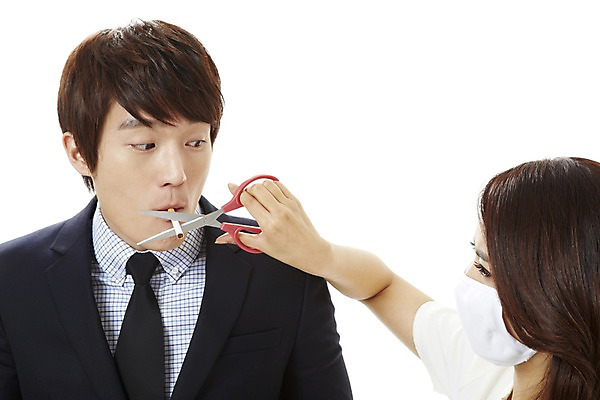 포토 JPG 스튜디오촬영 여자 남자 캠페인 비즈니스 가위 흡연 담배 실내 건강 마스크 서기 누끼 사람 동양인 상반신 20대 성인 두명 건강관리 한국인 금지 직장인 비즈니스맨 비즈니스우먼 공익캠페인 자르기 사회이슈 금연 청년만 성인만 국내포토 직업 컨셉 모션 문구용품 관리 인종 청년 내부 파일형식