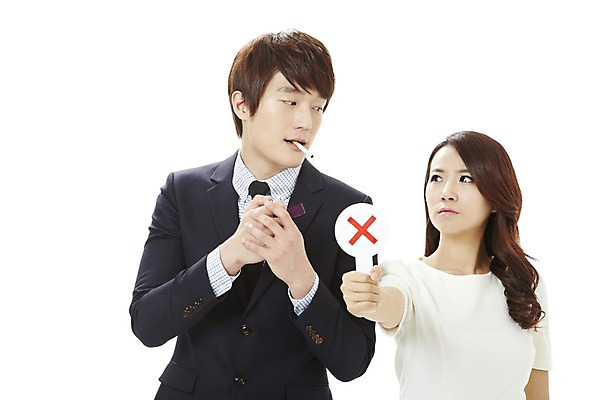 포토 JPG 스튜디오촬영 여자 남자 캠페인 비즈니스 흡연 담배 실내 건강 서기 누끼 사람 동양인 상반신 20대 성인 두명 건강관리 팻말 한국인 금지 직장인 비즈니스맨 비즈니스우먼 공익캠페인 X 사회이슈 금연 라이터 청년만 성인만 국내포토 직업 알파벳 컨셉 모션 프레임 관리 인종 청년 내부 파일형식