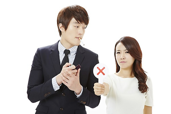 포토 JPG 스튜디오촬영 여자 남자 캠페인 비즈니스 흡연 담배 실내 건강 서기 누끼 사람 동양인 상반신 20대 성인 두명 건강관리 팻말 한국인 금지 직장인 비즈니스맨 비즈니스우먼 공익캠페인 X 사회이슈 금연 라이터 청년만 성인만 국내포토 직업 알파벳 컨셉 모션 프레임 관리 인종 청년 내부 파일형식