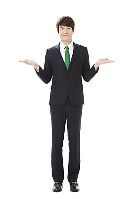 포토 JPG 스튜디오촬영 전신 남자 캠페인 비즈니스 모션 안내 실내 한명 서기 미소 웃음 누끼 사람 동양인 손짓 20대 성인 한국인 직장인 비즈니스맨 공익캠페인 알림 남자만 남자한명만 성인남자만 청년만 청년남자만 청년남자한명만 성인한명만 성인남자한명만 성인만 국내포토 직업 1 표정 인종 청년 내부 파일형식