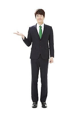 포토 JPG 스튜디오촬영 전신 남자 캠페인 비즈니스 모션 안내 실내 한명 서기 미소 웃음 누끼 사람 동양인 손짓 20대 성인 한국인 직장인 비즈니스맨 공익캠페인 알림 남자만 남자한명만 성인남자만 청년만 청년남자만 청년남자한명만 성인한명만 성인남자한명만 성인만 국내포토 직업 1 표정 인종 청년 내부 파일형식