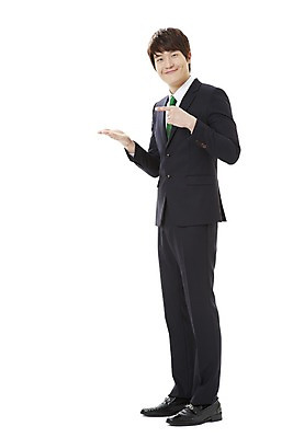 포토 JPG 스튜디오촬영 전신 남자 캠페인 비즈니스 모션 안내 실내 한명 서기 미소 웃음 누끼 사람 동양인 손짓 20대 성인 한국인 검지손가락 가리킴 직장인 비즈니스맨 공익캠페인 알림 남자만 남자한명만 성인남자만 청년만 청년남자만 청년남자한명만 성인한명만 성인남자한명만 성인만 국내포토 직업 1 손가락 표정 인종 청년 내부 파일형식