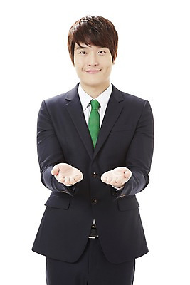 포토 JPG 스튜디오촬영 남자 캠페인 비즈니스 모션 안내 실내 한명 서기 미소 웃음 누끼 사람 동양인 손짓 20대 성인 한국인 직장인 비즈니스맨 공익캠페인 알림 남자만 남자한명만 성인남자만 청년만 청년남자만 청년남자한명만 성인한명만 성인남자한명만 성인만 국내포토 직업 1 표정 인종 청년 내부 파일형식
