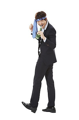 포토 JPG 스튜디오촬영 전신 남자 캠페인 비즈니스 노래 넥타이 술병 주류 실내 한명 서기 미소 웃음 누끼 사람 동양인 20대 성인 비즈니스라이프 한국인 직장인 비즈니스맨 공익캠페인 병 만취 사회이슈 음주 소주 음주문화 소주병 술주정 남자만 남자한명만 성인남자만 청년만 청년남자만 청년남자한명만 성인한명만 성인남자한명만 성인만 국내포토 직업 1 라이프스타일 식기 잡화 음료 음악 컨셉 모션 병_용기 표정 인종 청년 내부 술취함 파일형식