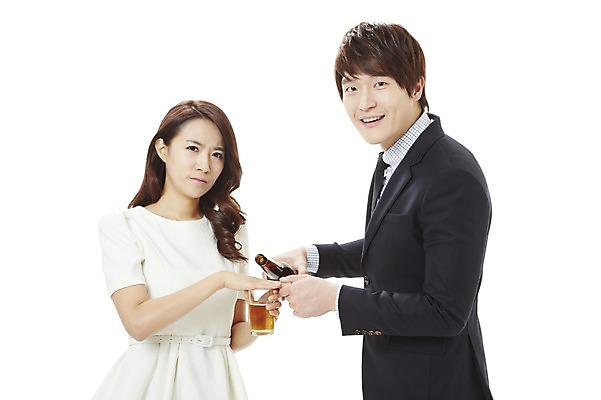 포토 JPG 스튜디오촬영 여자 남자 캠페인 비즈니스 술병 잔 맥주 주류 실내 서기 미소 웃음 누끼 사람 동양인 상반신 20대 성인 두명 컵 비즈니스라이프 한국인 직장인 비즈니스맨 비즈니스우먼 공익캠페인 찡그림 분위기 병 거절 사회이슈 음주 맥주병 음주문화 권유 강요 청년만 성인만 국내포토 직업 라이프스타일 식기 음료 컨셉 모션 병_용기 표정 인종 청년 내부 파일형식