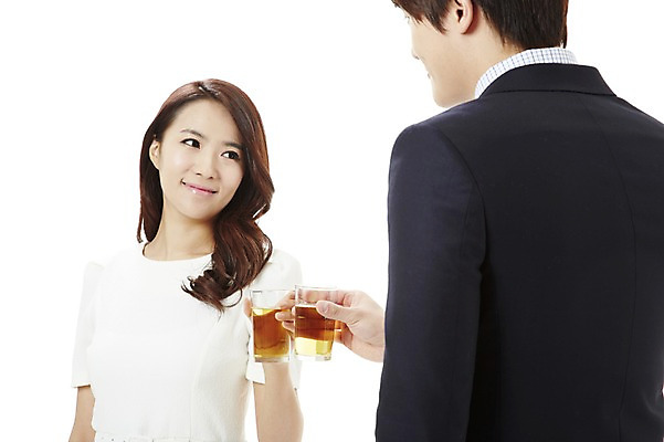 포토 JPG 스튜디오촬영 여자 남자 캠페인 비즈니스 잔 맥주 주류 실내 서기 미소 웃음 누끼 사람 동양인 상반신 20대 성인 두명 컵 비즈니스라이프 한국인 직장인 비즈니스맨 비즈니스우먼 공익캠페인 사회이슈 음주 음주문화 청년만 성인만 국내포토 직업 라이프스타일 식기 음료 컨셉 모션 표정 인종 청년 내부 파일형식