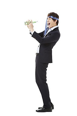 포토 JPG 스튜디오촬영 전신 남자 캠페인 비즈니스 노래 넥타이 술병 주류 실내 한명 서기 미소 웃음 누끼 사람 동양인 20대 성인 비즈니스라이프 한국인 직장인 비즈니스맨 공익캠페인 병 만취 사회이슈 음주 소주 음주문화 소주병 술주정 남자만 남자한명만 성인남자만 청년만 청년남자만 청년남자한명만 성인한명만 성인남자한명만 성인만 국내포토 직업 1 라이프스타일 식기 잡화 음료 음악 컨셉 모션 병_용기 표정 인종 청년 내부 술취함 파일형식