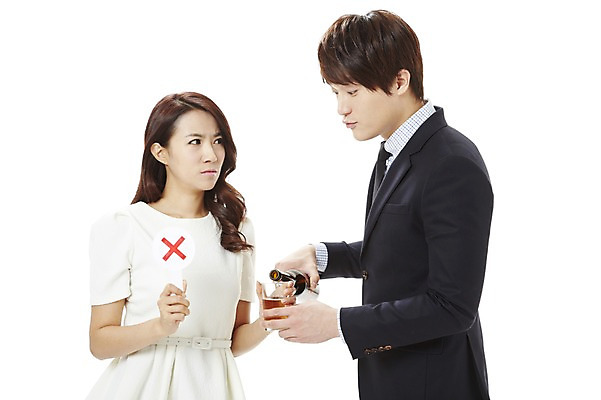 포토 JPG 스튜디오촬영 여자 남자 캠페인 비즈니스 술병 잔 맥주 주류 실내 서기 누끼 사람 동양인 상반신 20대 성인 두명 컵 비즈니스라이프 팻말 한국인 금지 직장인 비즈니스맨 비즈니스우먼 공익캠페인 찡그림 분위기 병 X 거절 사회이슈 음주 맥주병 음주문화 권유 강요 청년만 성인만 국내포토 직업 라이프스타일 식기 알파벳 음료 컨셉 모션 병_용기 프레임 표정 인종 청년 내부 파일형식