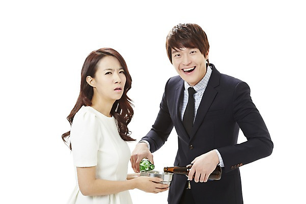 포토 JPG 스튜디오촬영 그릇 여자 남자 캠페인 비즈니스 술병 맥주 주류 실내 서기 미소 웃음 누끼 사람 동양인 상반신 20대 성인 두명 비즈니스라이프 한국인 직장인 비즈니스맨 비즈니스우먼 공익캠페인 사발 찡그림 분위기 병 사회이슈 음주 맥주병 소주 음주문화 소주병 권유 강요 폭탄주 청년만 성인만 국내포토 직업 라이프스타일 식기 음료 컨셉 모션 병_용기 표정 인종 청년 내부 사기그릇 파일형식