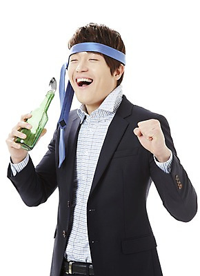 포토 JPG 스튜디오촬영 남자 캠페인 비즈니스 노래 넥타이 술병 주류 실내 한명 서기 미소 웃음 누끼 사람 동양인 상반신 20대 성인 비즈니스라이프 한국인 직장인 비즈니스맨 공익캠페인 병 만취 사회이슈 음주 소주 음주문화 소주병 술주정 남자만 남자한명만 성인남자만 청년만 청년남자만 청년남자한명만 성인한명만 성인남자한명만 성인만 국내포토 직업 1 라이프스타일 식기 잡화 음료 음악 컨셉 모션 병_용기 표정 인종 청년 내부 술취함 파일형식