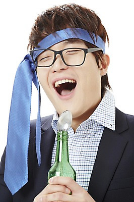 포토 JPG 스튜디오촬영 남자 캠페인 비즈니스 노래 넥타이 술병 주류 실내 한명 서기 미소 웃음 누끼 사람 동양인 상반신 20대 성인 비즈니스라이프 한국인 직장인 비즈니스맨 공익캠페인 병 만취 사회이슈 음주 소주 음주문화 소주병 술주정 남자만 남자한명만 성인남자만 청년만 청년남자만 청년남자한명만 성인한명만 성인남자한명만 성인만 국내포토 직업 1 라이프스타일 식기 잡화 음료 음악 컨셉 모션 병_용기 표정 인종 청년 내부 술취함 파일형식