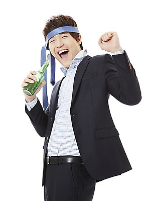 포토 JPG 스튜디오촬영 남자 캠페인 비즈니스 노래 넥타이 술병 주류 실내 한명 서기 미소 웃음 누끼 사람 동양인 20대 성인 비즈니스라이프 한국인 직장인 비즈니스맨 공익캠페인 병 만취 사회이슈 음주 소주 음주문화 소주병 술주정 남자만 남자한명만 성인남자만 청년만 청년남자만 청년남자한명만 성인한명만 성인남자한명만 성인만 국내포토 직업 1 라이프스타일 식기 잡화 음료 음악 컨셉 모션 병_용기 표정 인종 청년 내부 술취함 파일형식