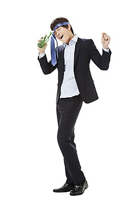 포토 JPG 스튜디오촬영 전신 남자 캠페인 비즈니스 노래 넥타이 술병 주류 실내 한명 서기 미소 웃음 누끼 사람 동양인 20대 성인 비즈니스라이프 한국인 직장인 비즈니스맨 공익캠페인 병 만취 사회이슈 음주 소주 음주문화 소주병 술주정 남자만 남자한명만 성인남자만 청년만 청년남자만 청년남자한명만 성인한명만 성인남자한명만 성인만 국내포토 직업 1 라이프스타일 식기 잡화 음료 음악 컨셉 모션 병_용기 표정 인종 청년 내부 술취함 파일형식