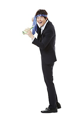 포토 JPG 스튜디오촬영 전신 남자 캠페인 비즈니스 노래 넥타이 술병 주류 실내 한명 서기 미소 웃음 누끼 사람 동양인 20대 성인 비즈니스라이프 한국인 직장인 비즈니스맨 공익캠페인 병 만취 사회이슈 음주 소주 음주문화 소주병 술주정 남자만 남자한명만 성인남자만 청년만 청년남자만 청년남자한명만 성인한명만 성인남자한명만 성인만 국내포토 직업 1 라이프스타일 식기 잡화 음료 음악 컨셉 모션 병_용기 표정 인종 청년 내부 술취함 파일형식