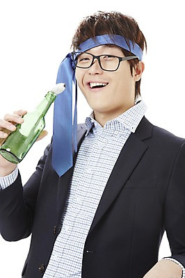 포토 JPG 스튜디오촬영 남자 캠페인 비즈니스 노래 넥타이 술병 주류 실내 한명 서기 미소 웃음 누끼 사람 동양인 상반신 20대 성인 비즈니스라이프 한국인 직장인 비즈니스맨 공익캠페인 병 만취 사회이슈 음주 소주 음주문화 소주병 술주정 남자만 남자한명만 성인남자만 청년만 청년남자만 청년남자한명만 성인한명만 성인남자한명만 성인만 국내포토 직업 1 라이프스타일 식기 잡화 음료 음악 컨셉 모션 병_용기 표정 인종 청년 내부 술취함 파일형식