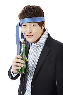 포토 JPG 스튜디오촬영 남자 캠페인 비즈니스 노래 넥타이 술병 주류 실내 한명 서기 미소 웃음 누끼 사람 동양인 상반신 20대 성인 비즈니스라이프 한국인 직장인 비즈니스맨 공익캠페인 병 만취 사회이슈 음주 소주 음주문화 소주병 술주정 남자만 남자한명만 성인남자만 청년만 청년남자만 청년남자한명만 성인한명만 성인남자한명만 성인만 국내포토 직업 1 라이프스타일 식기 잡화 음료 음악 컨셉 모션 병_용기 표정 인종 청년 내부 술취함 파일형식