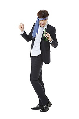 포토 JPG 스튜디오촬영 전신 남자 캠페인 비즈니스 노래 넥타이 술병 주류 실내 한명 서기 누끼 사람 동양인 20대 성인 비즈니스라이프 한국인 직장인 비즈니스맨 공익캠페인 병 만취 사회이슈 음주 소주 음주문화 소주병 술주정 남자만 남자한명만 성인남자만 청년만 청년남자만 청년남자한명만 성인한명만 성인남자한명만 성인만 국내포토 직업 1 라이프스타일 식기 잡화 음료 음악 컨셉 모션 병_용기 인종 청년 내부 술취함 파일형식